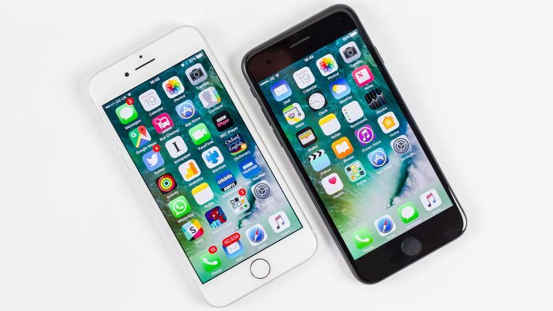 A silver iPhone 7 and a black iPhone 7 Plus side by side showing their home screens